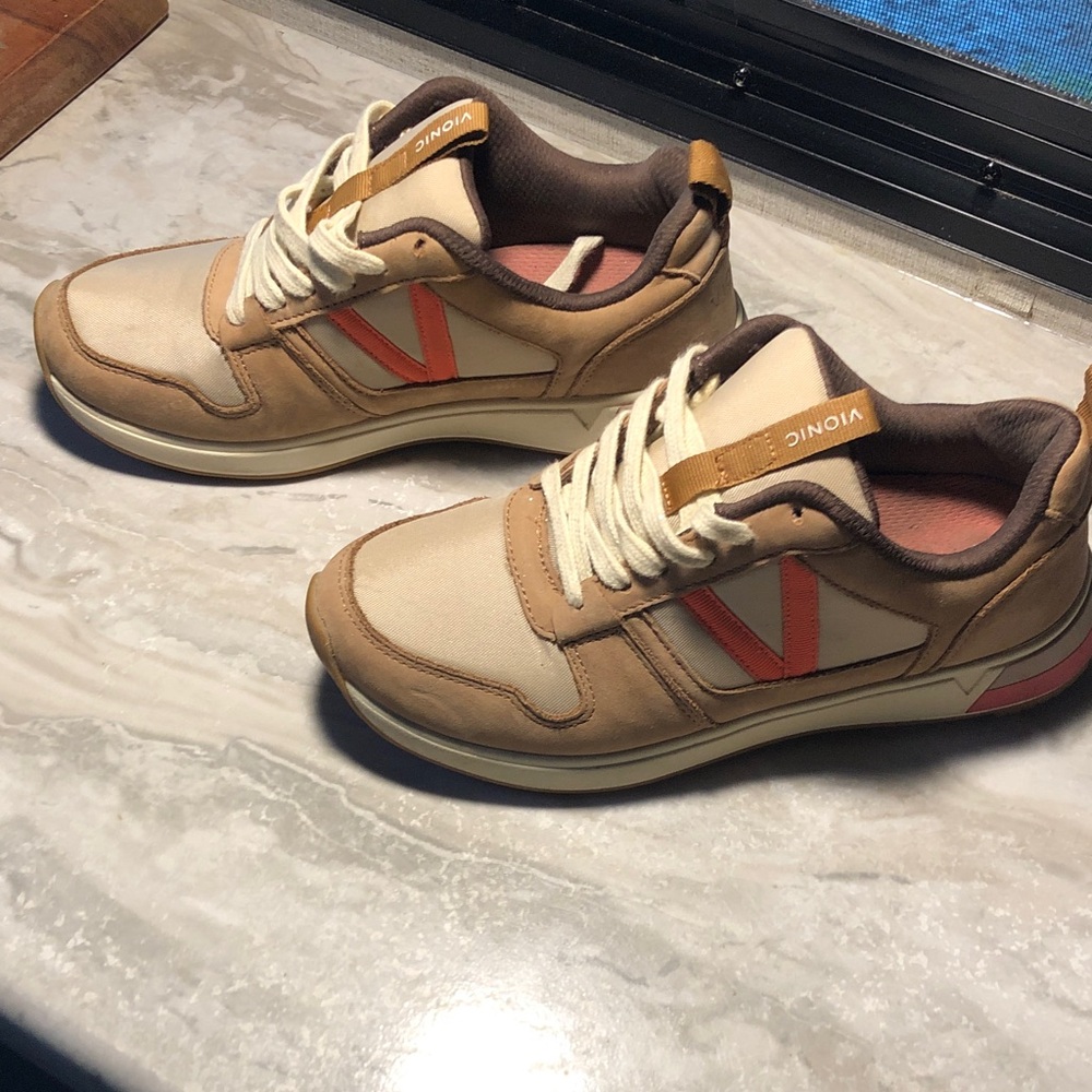 Vionic women’s size 5 Tan and Orange Sneakers